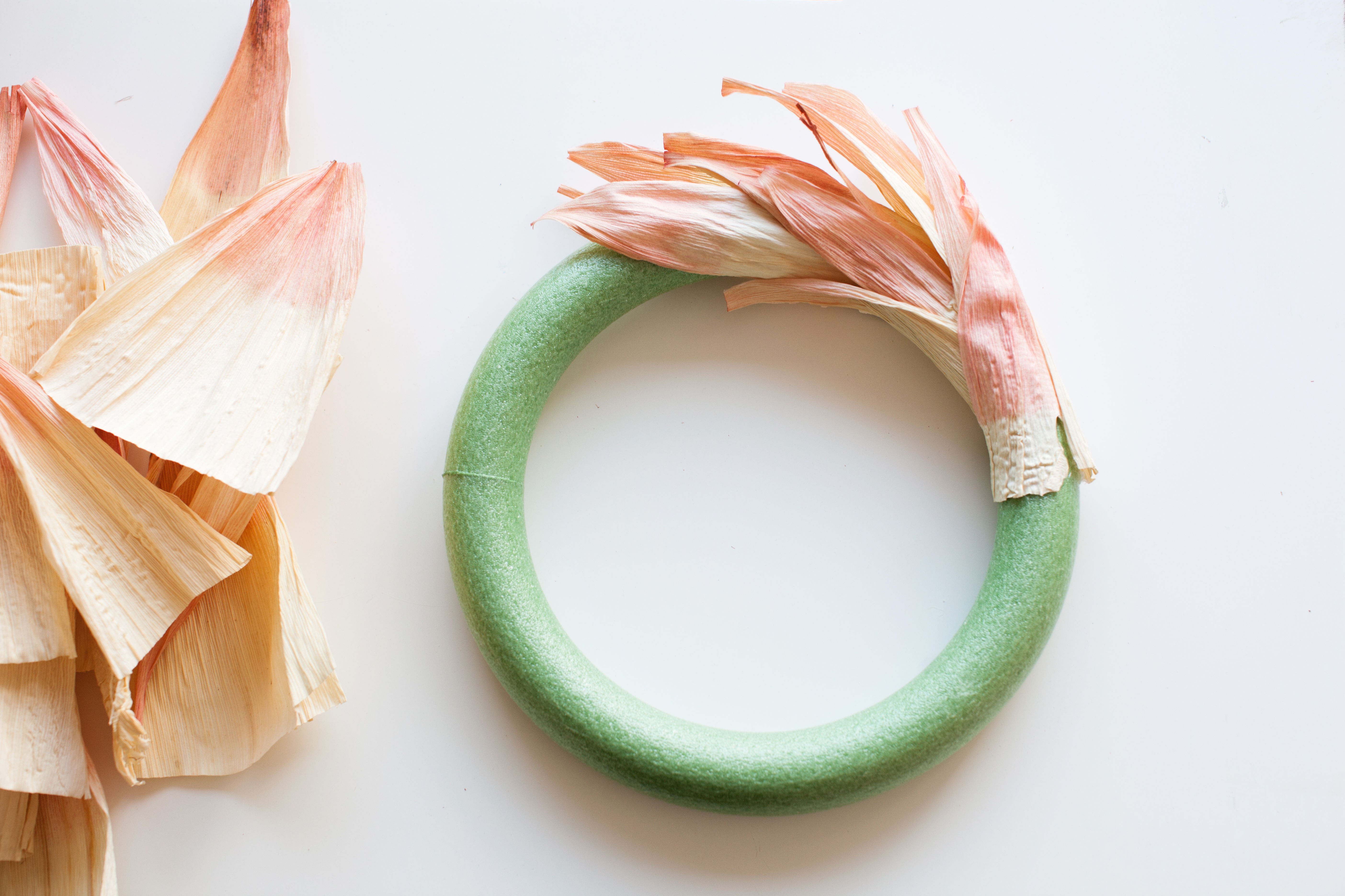 diy-dyed-corn-husk-wreath-3