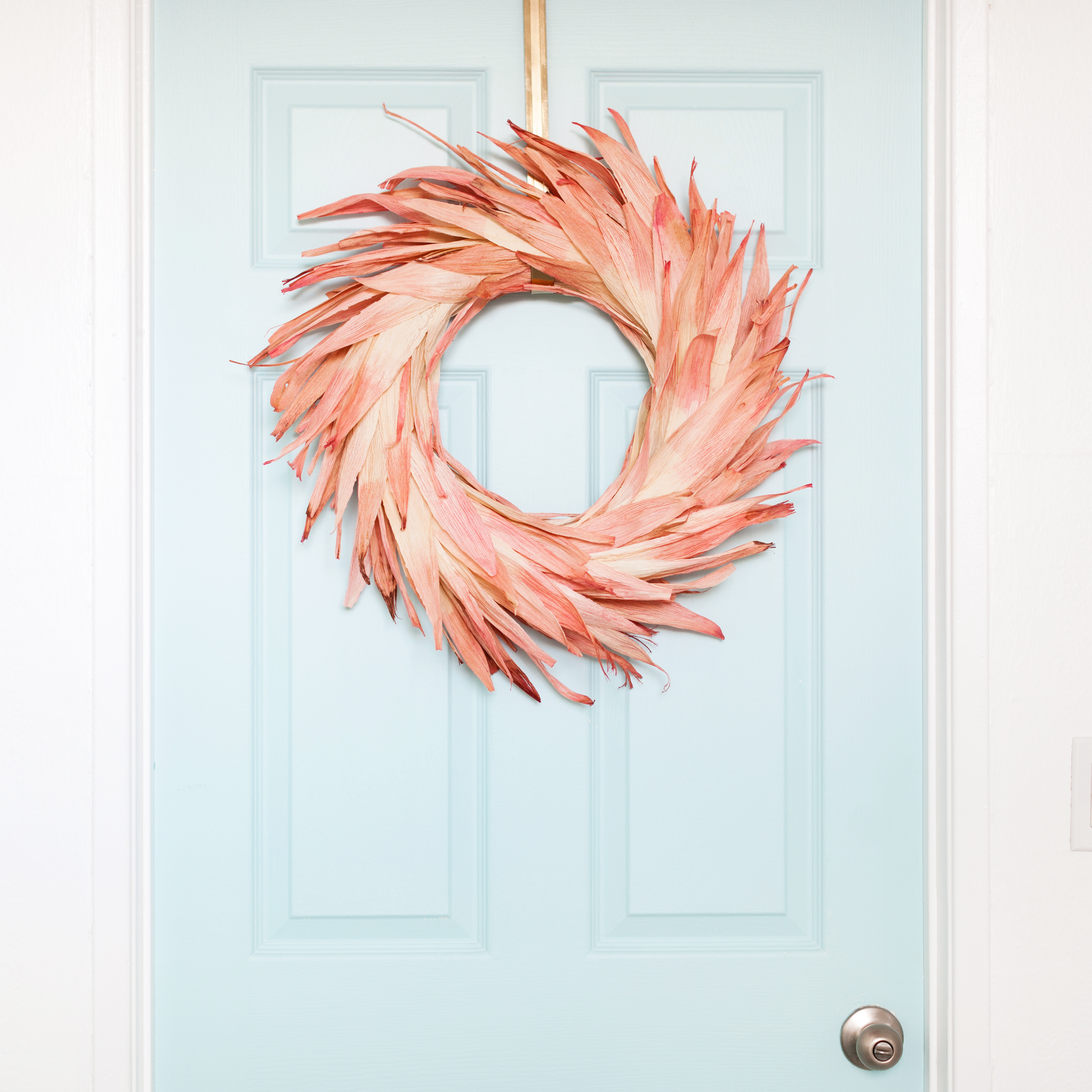 diy-dyed-corn-husk-wreath-4
