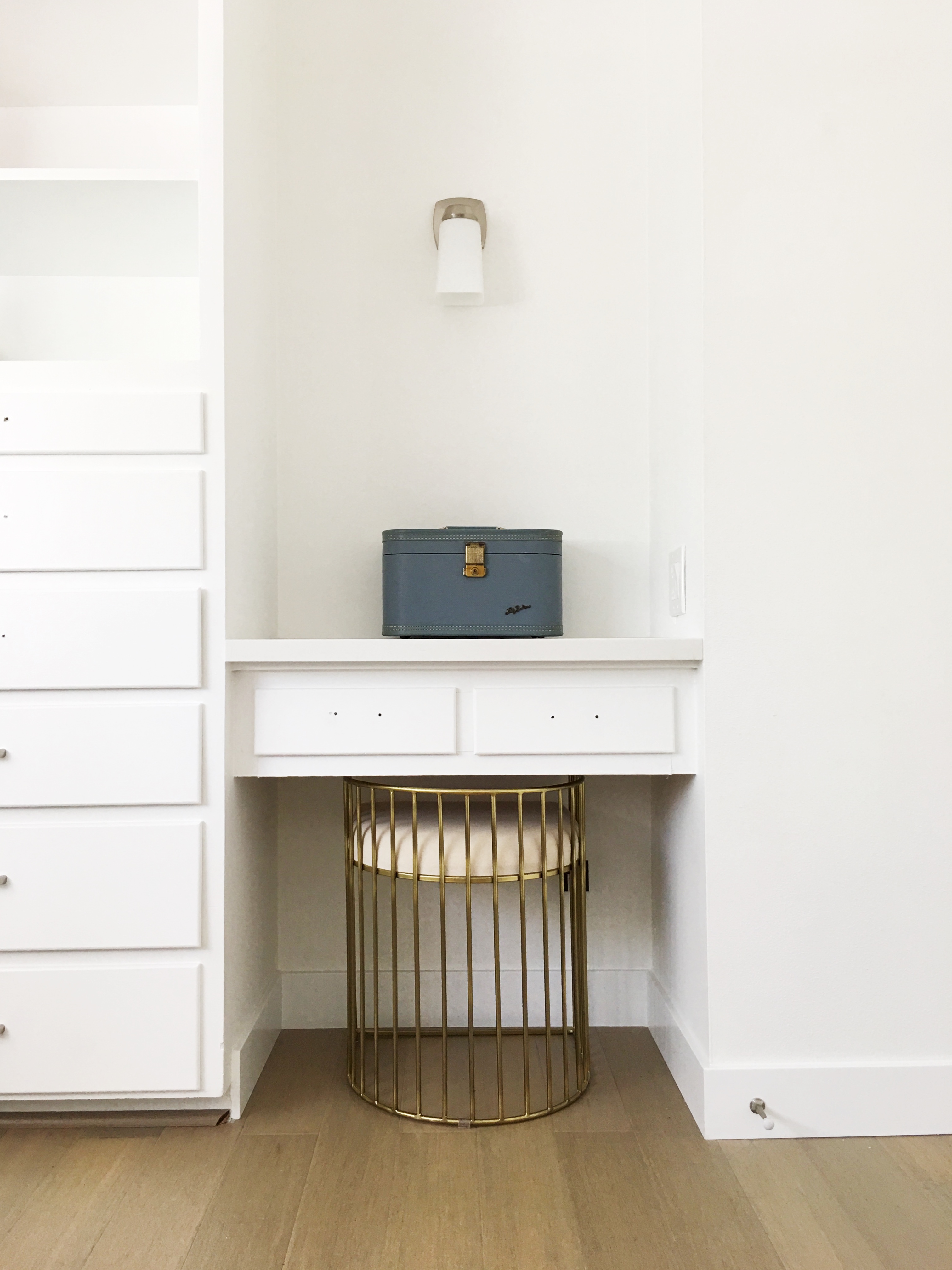 1960s bedroom vanity (before)
