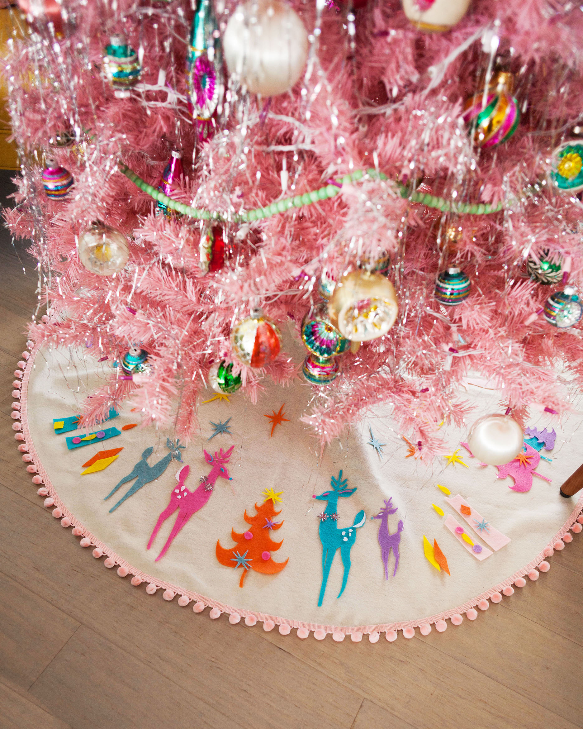 DIY No-Sew Mid-Century Inspired Felt Tree Skirt