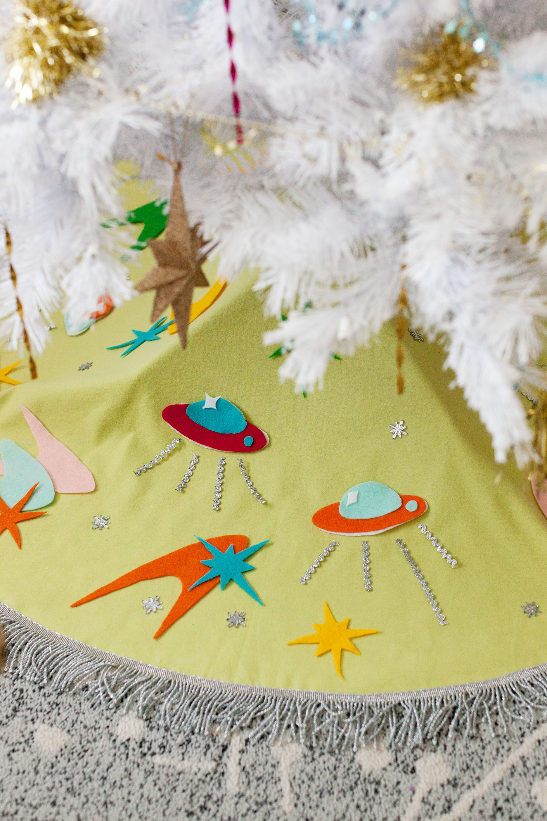 DIY Atomic Space Age themed tree skirt